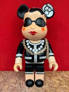 CHANEL circa 2006 N°441. Poupée 1000%. Be@rbrick Chanel. Articulée, signée Karl Lagerfeld - 25 000 €