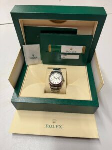 Montre Rolex dame, modele Datejust 36mm lunette or gris, boitier et bracelet acier, cadran 5 diamants - 10 000 €